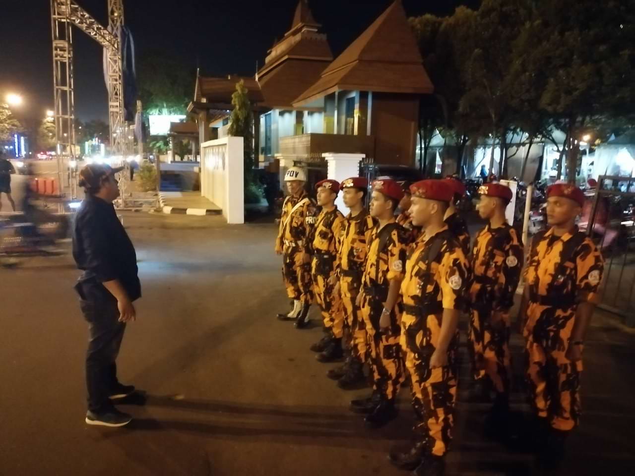 Pengamanan – Anggota Pemuda Pancasila saat melakukan tugas pengamanan saat kegiatan MTQ di Taman Alun-alun Kapuas berlangsung. ISTIMEWA