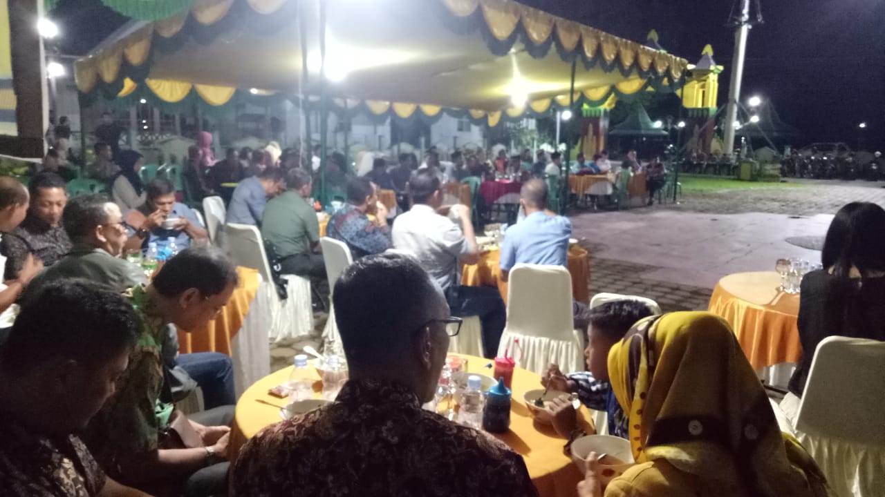 SANGGAU MENYAPA: Suasana Polres Sanggau Menyapa di Halaman Keraton Surya Negara Sanggau, Sabtu (22/2) malam. SUGENG/PONTIANAKPOST