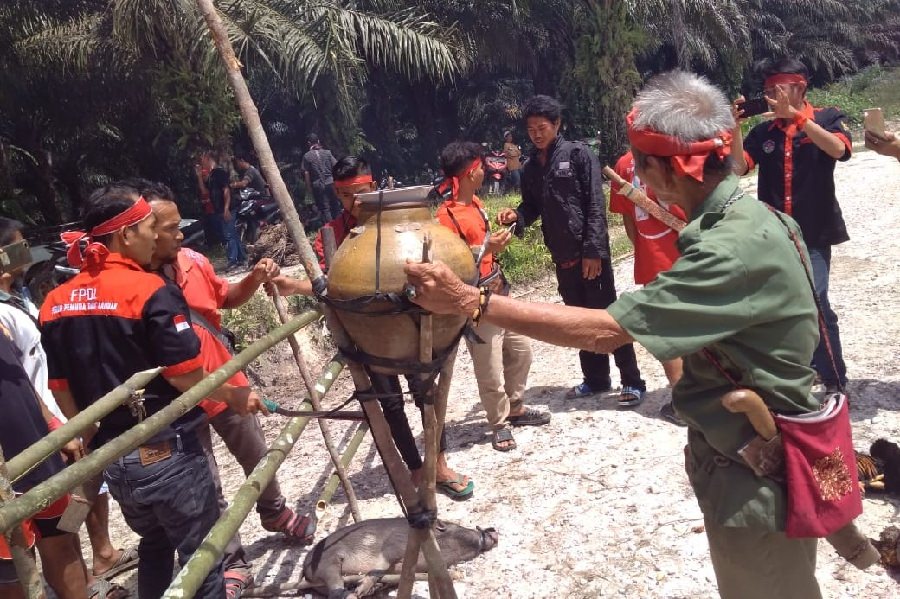 Pegawai PT Putra Indotropical memblokir jalan keluar-masuk menuju kebun perusahaan secara adat di Desa Sungai Kelik, Kamis (27/2) sebagai buntut dari PHK sepihak yang mereka terima. Foto ISTIMEWA