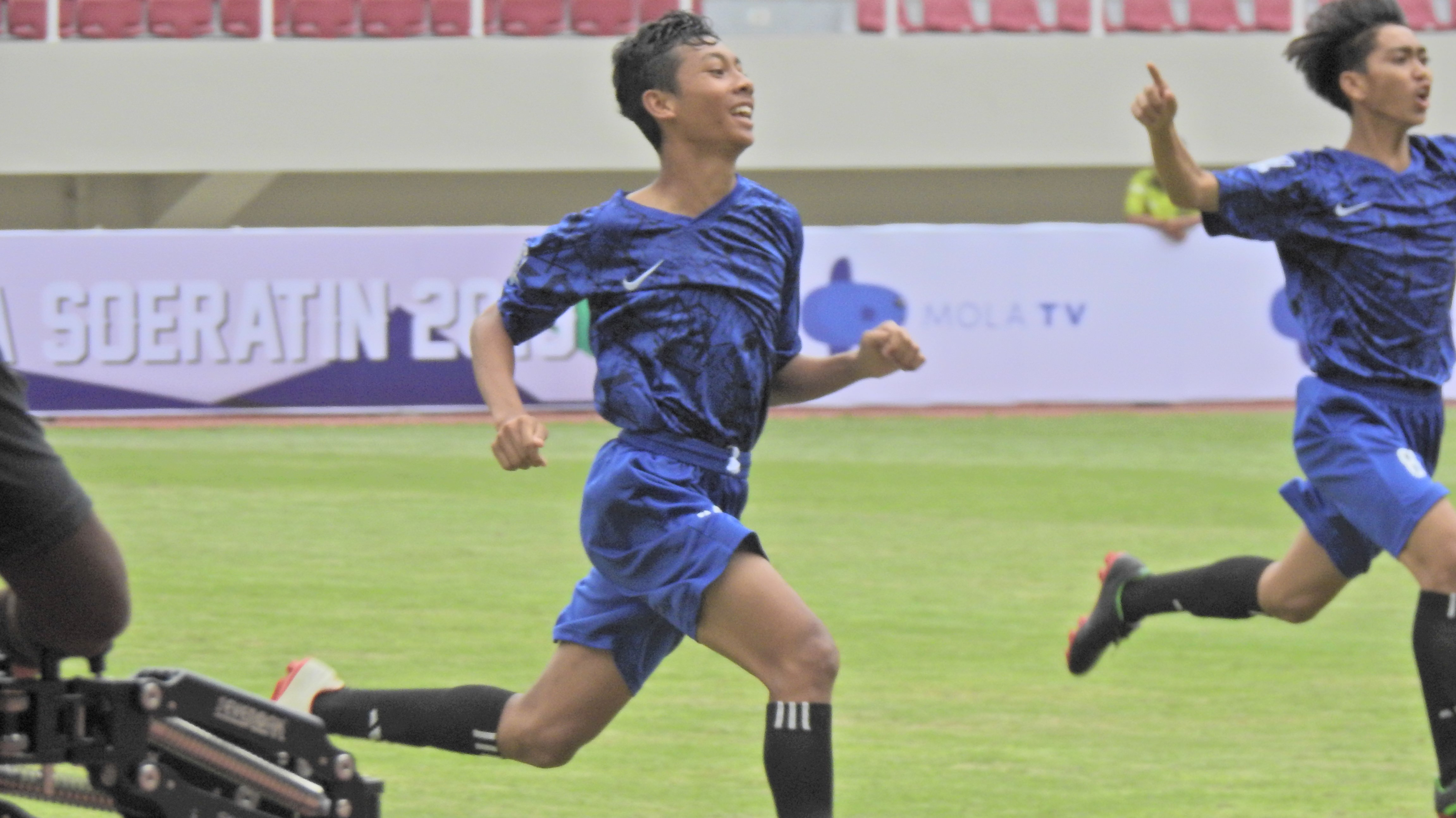 SELEBRASI: Para pemain Gabsis Sambas berselebrasi usai memenangkan duel semi final Piala Soeratin U15 yang menghancurkan Banten dengan skor cukup mencolok, 5-2.