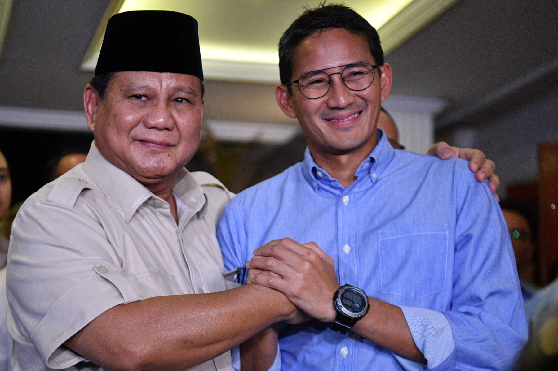 BERSALAMAN: Prabowo Subianto bersalaman dengan Sandiaga Uno beberapa waktu lalu. Survei menempatkan keduanya sebagai sosok yang diperhitungan dalam pilpres mendatang. DOKUMEN