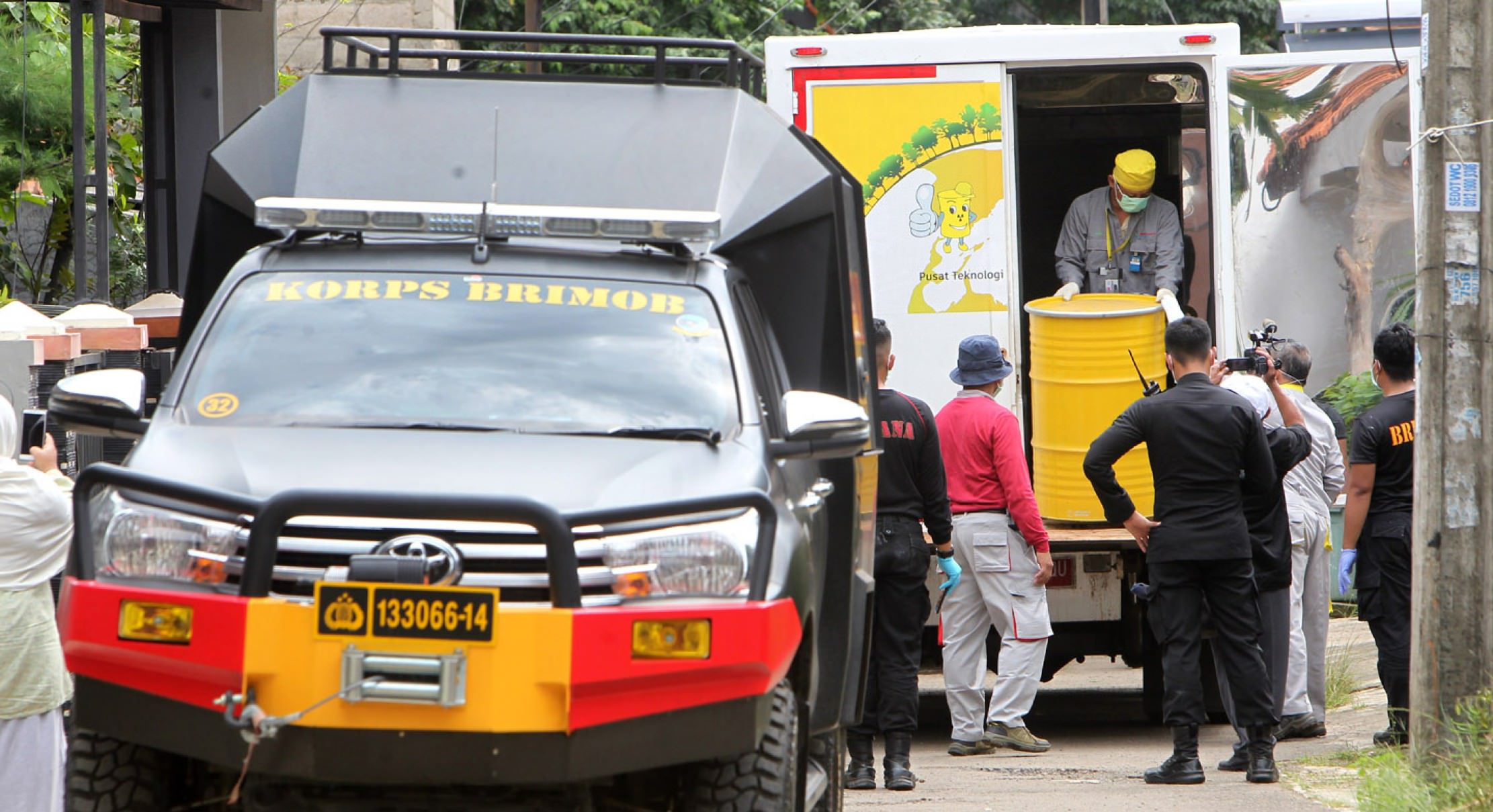 TITIK KEDUA RADIASI : Tim Teknis Kimia Biologi Radioaktif Gegana Brimob Mabes Polri bersama Badan Tenaga Nuklir Nasional (BATAN) dan Badan Pengawas Tenaga Nuklir (BAPETEN) menemukan titik kedua area terpapar radiasi CS-137 di Blok A-22 Perumahan Batan Ind