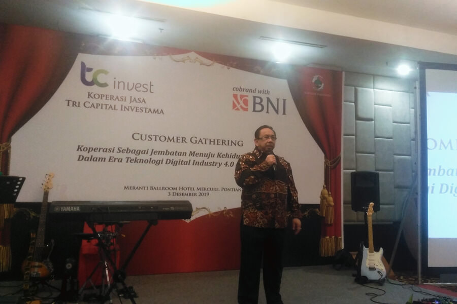TC INVEST: Ketua Pengurus Koperasi Jasa Tri Capital Investama (TC Invest), Dr Iqbal Alan Abdullah MSc CMMC menjelaskan perkembangan koperasi ini dalam Gala Dinner. ARISTONO/PONTIANAKPOST