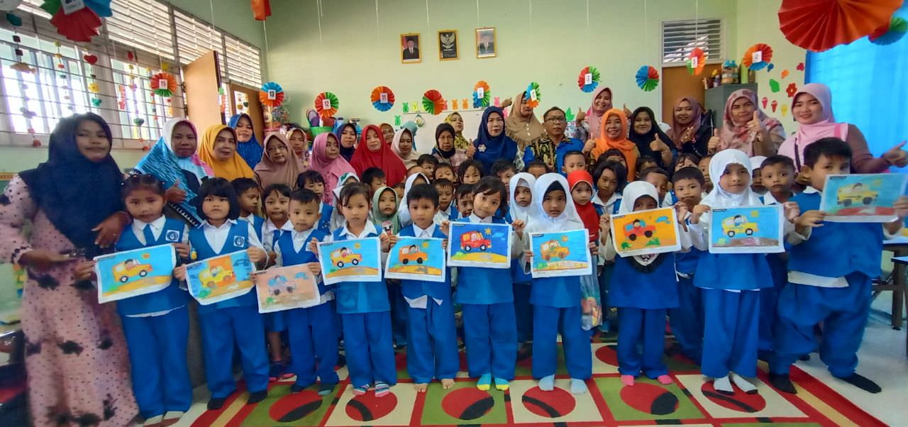 RAMAH ANAK: Sepuluh karya terbaik dari murid TK Negeri Pembina Pontianak Timur foto bersama dengan kepala sekolah, guru dan orang tua murid. Juga dirangkai dengan pembubuhan tandatangan pada dinding deklarasi sekolah ramah anak. IST