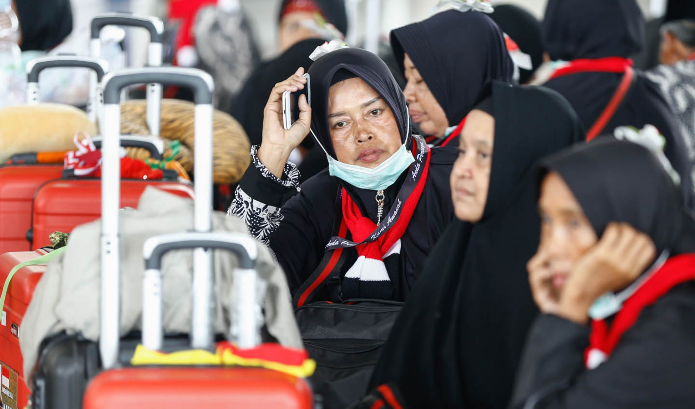 GAGAL BERANGKAT: Jemaah umrah di Bandara Juanda, Surabaya gagal berangkat untuk menunaikan ibadah umrah, Kamis (27/2).  Dipta Wahyu Pratomo/Jawa Pos