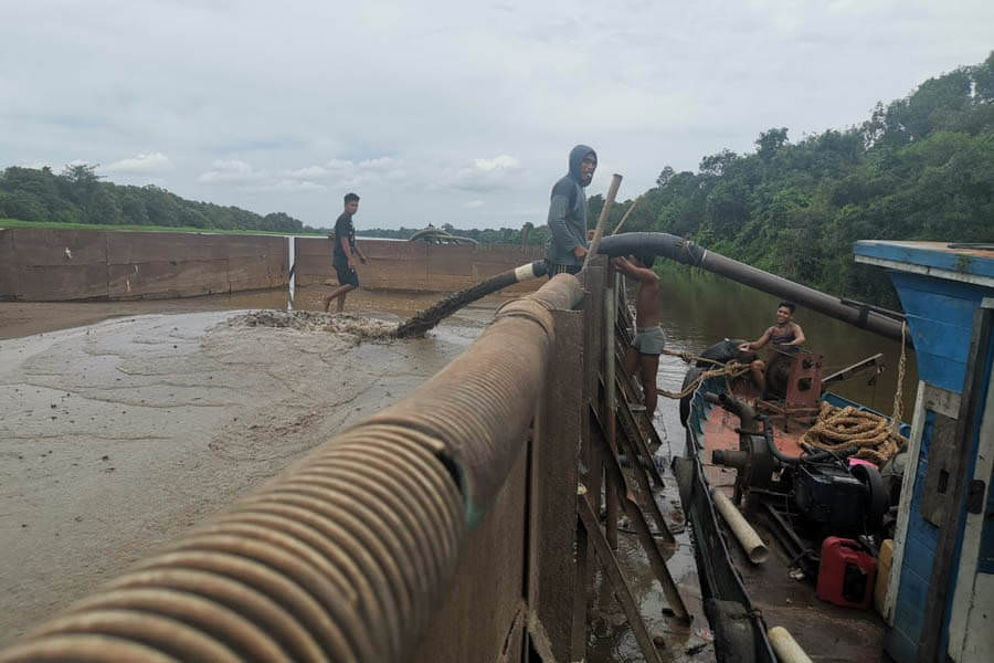 TAMBANG ILEGAL: Sebuah kapal diduga melakukan pertambangan ilegal di wilayah perairan Kali Cimanuk, Kecamatan Terentang, Kabupaten Kubu Raya, Jumat (07/2). FOTO: DIT POLAIRUD POLDA KALBAR