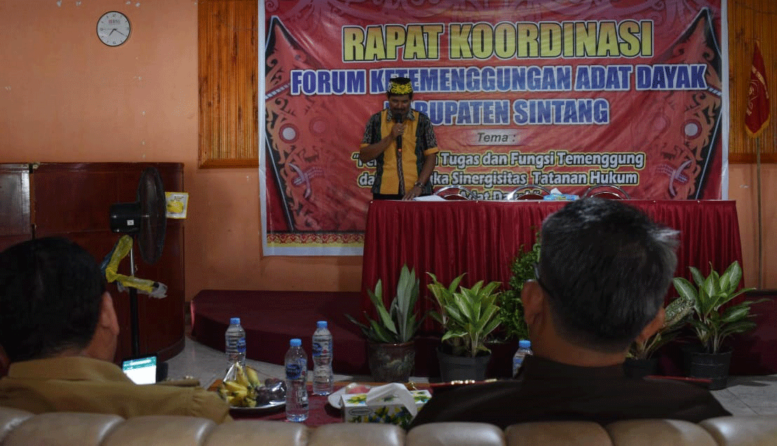 TEMENGGUNG: Banan saat memberikan sambutan dalam koordinasi FKAD Sintang. HUMAS PEMKAB FOR PONTIANAK POST
