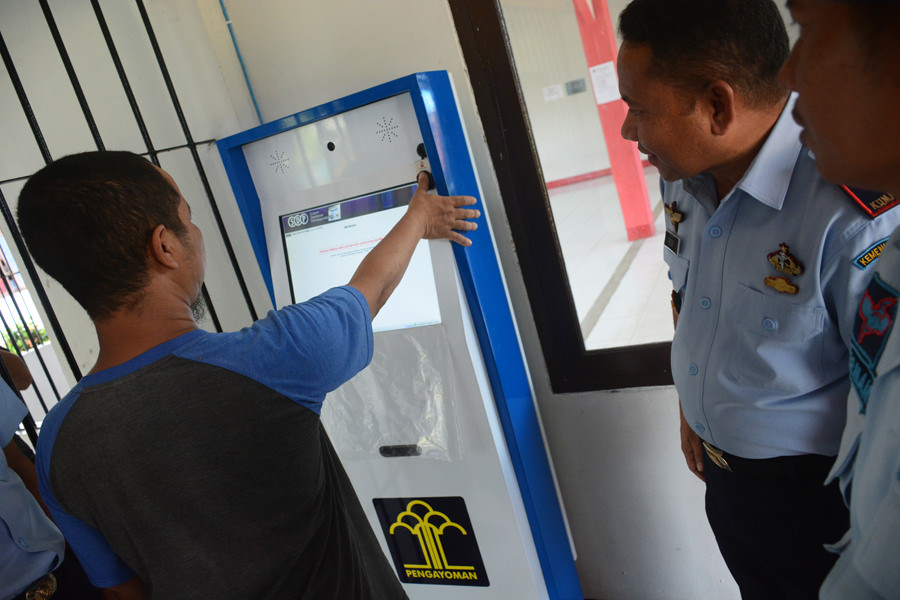 Karutan Kelas II B Landak, Jose Quelo menunjukkan cara kerja alat self service berisi informasi seputar bagi warga binaan rutan, Kamis (27/2). foto Miftah