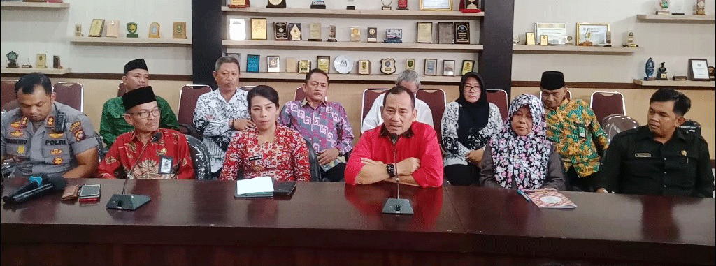 VIRAL: Wali Kota Singkawang, Ketua DPRD, Kapolres, Ketua MUI, Ketua FKUB dan sejumlah pihak terkait merampungkan masalah viral denda nonton Cap Go Meh kepada siswa. HARI KURNIATHAMA/PONTIANAKPOST
