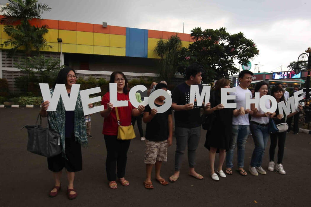 Sejumlah keluarga dari Warga Negara Indonesia (WNI) yang dievakuasi dari Wuhan, Provinsi Hubei, China mengangkat tulisan