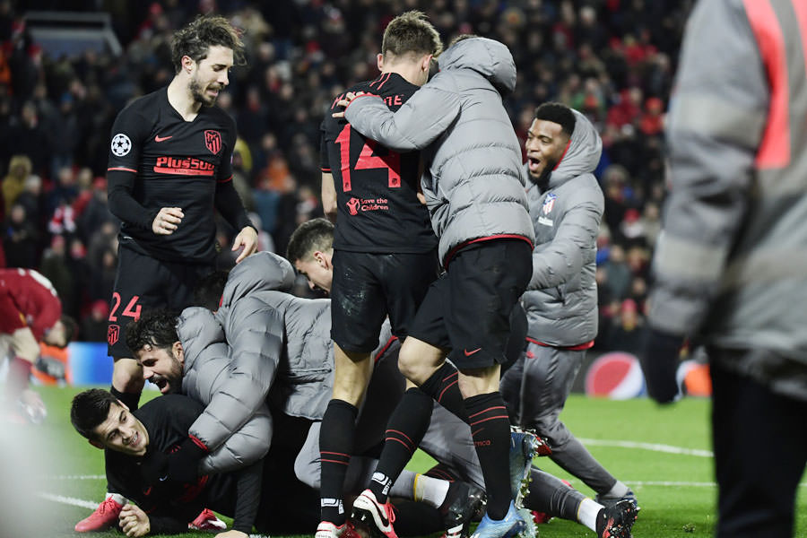 Selebrasi : Para Pemain Atletico Madrid  berselebrasi merayakan gol yang dicetak Alvaro Morata pada putaran kedua babak 16 besar Liga Champions di Stadion  Anfield, Liverpool (12/3).Juara bertahan Liverpool kalah aggregat 2-4 dan tersingkir dari turnamen.