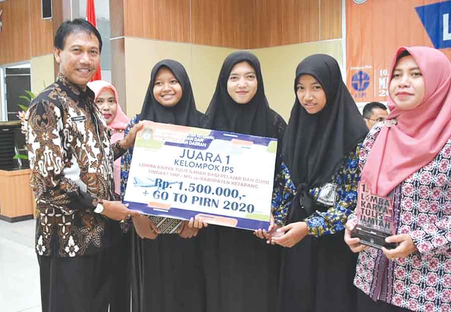 SERAH HADIAH: Sekretaris Daerah Ketapang, Farhan, menyerahkan hadiah kepada pemenang LKI tingkat pelajar dan guru SMP/MTs se-Ketapang, kemarin (13/3) di Ruang Rapat Utama Kantor Bupati. HUMASKAB FOR PONTIANAK POST