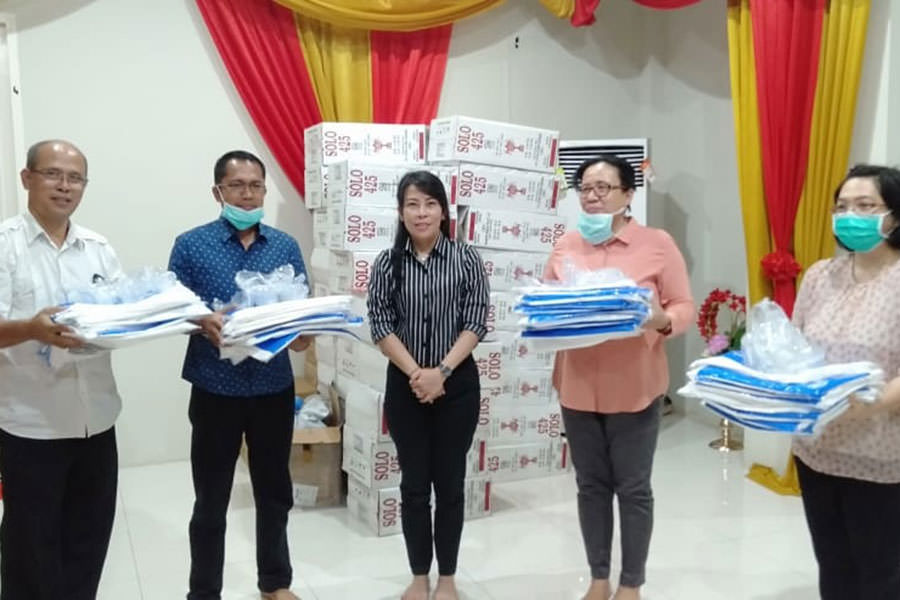 BAGIKAN BANTUAN: Wali Kota Singkawang Tjhai Chui Mie dan Kadis Kesehatan dan KB dr Barita membagikan bantuan dari para pengusaha Kalbar (Kadin) dan Yayasan Budha Tzu Chi kepada pimpinan RS di kota Singkawang. Har/Pontianak Post