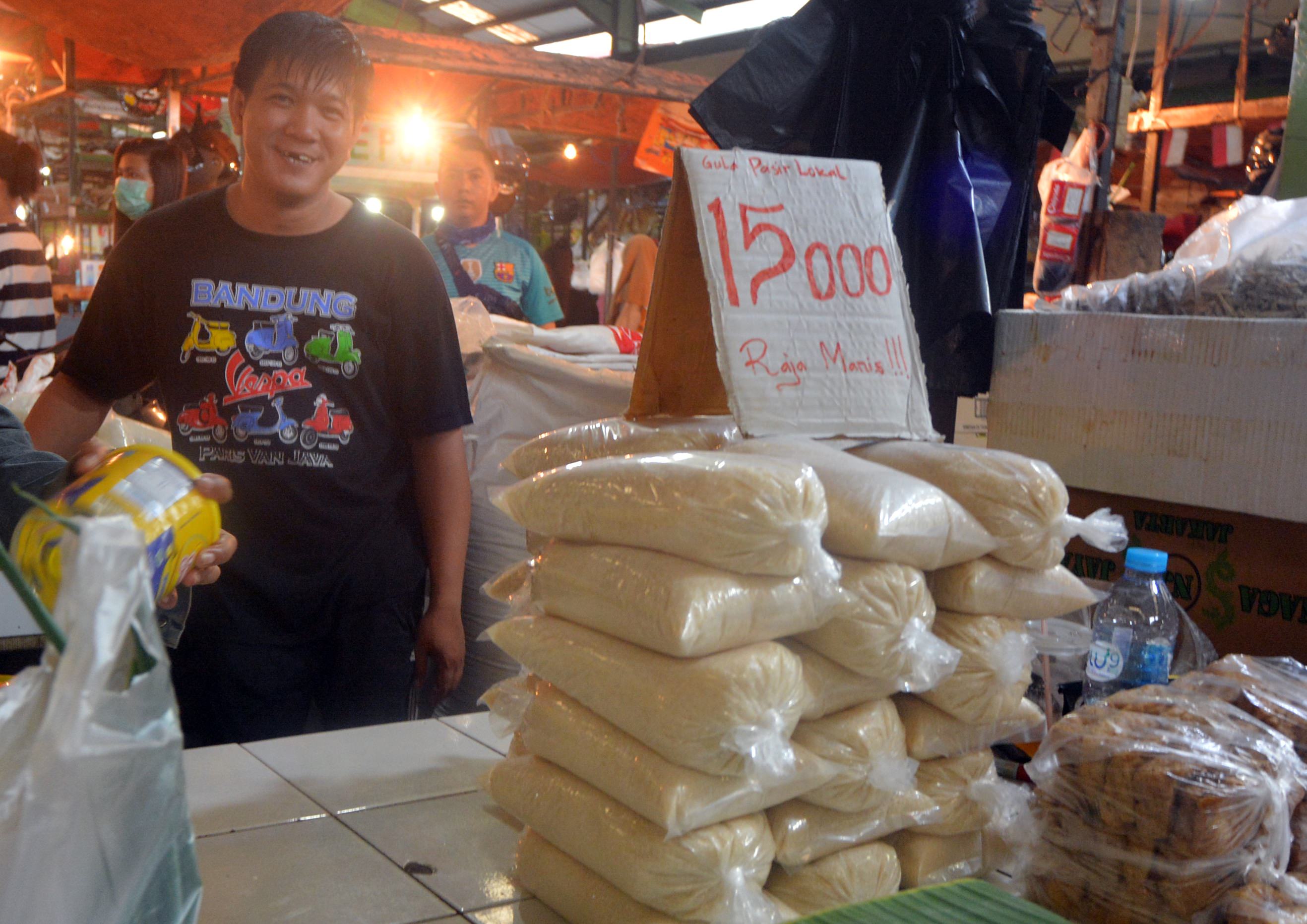 MERANGKAK NAIK:  Harga gula pasir lokal di pasaran Kota Pontianak dalam kurun beberapa hari ini merangkak naik.  Di Pasar Flamboyan kemarin berkisar Rp 14.500,- hingga Rp 15.000,- perkilogramnya. MUJADI/PONTIANAK POST