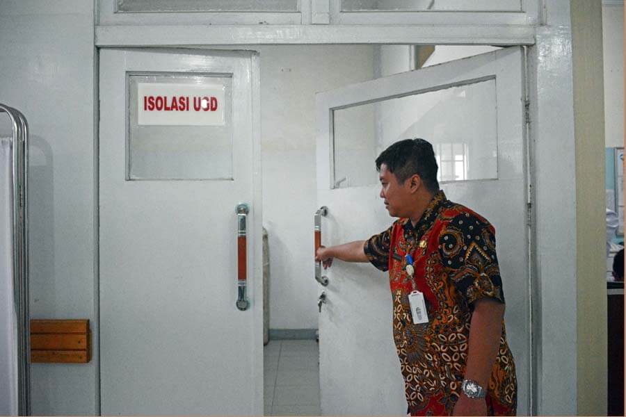 SIAP PAKAI: Direktur RSUD Landak dr Wahyu Purnomo menunjukkan ruang isolasi yang disiapkan untuk menghadapi warga terduga terjangkit virus corona, Kamis (5/3). MIFTAH/PONTIANAKPOST