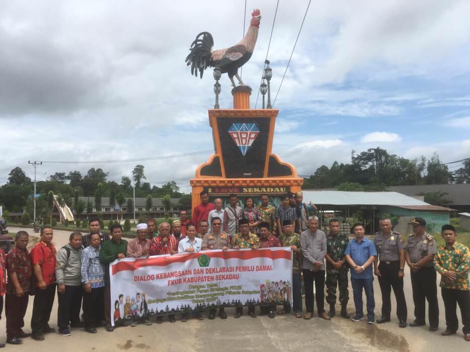 Deklarasi: FKUB bersama dengan jajaran Polres Sekadau mendeklarasikan Pilkada 2020 damai, yang dilaksanakan di Tugu Ayam, Jalan Panglima Naga, Kecamatan Sekadau Hilir, Kabupaten Sekadau, pada Kamis (5/3). Sigit Adriyanto/Pontianak Post