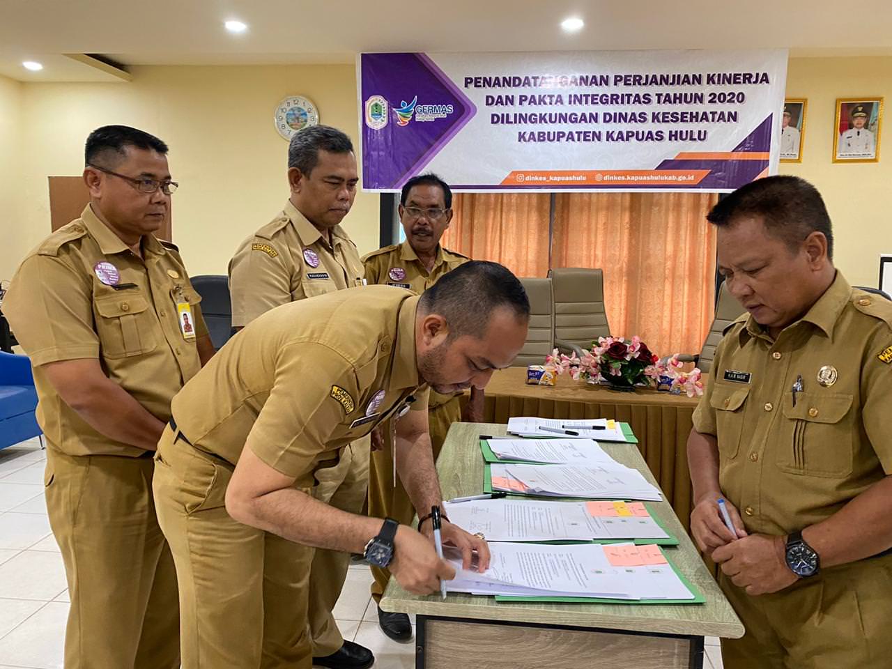 Tandatangan: Kepala Bidang Kesehatan Masyarakat Dinas Kesehatan Kabupaten Kapuas Hulu Ade Hermanto, S.KM saat menandatangani perjanjian kinerja dan pakta integritas di Aula Kantor Dinkes setempat, Rabu (4/3). Andreas/Pontianak Post