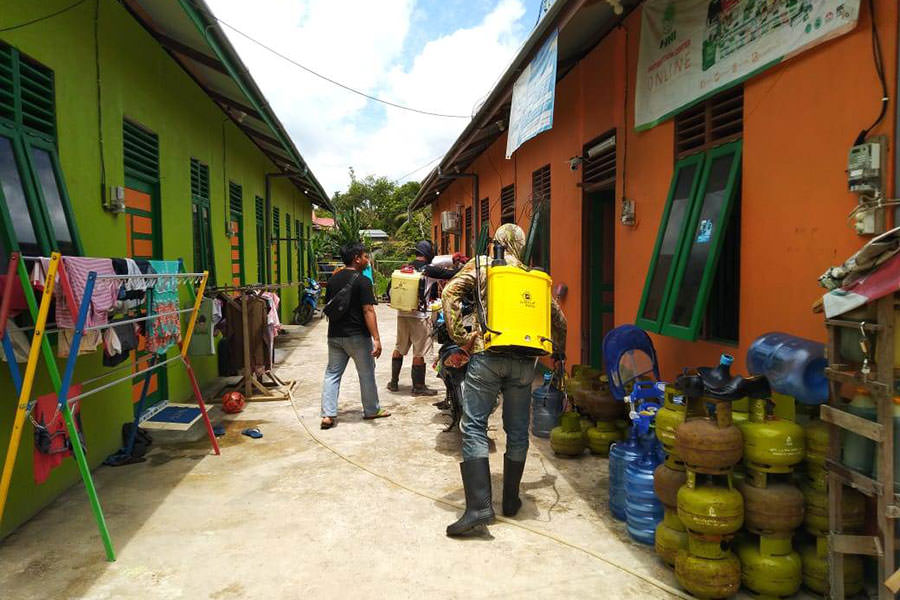 PENYEMPROTAN: Warga RT.021, RW.007 Mungguk Badang, Kelurahan Beringin, Kecamatan Kapuas, secara swadaya melakukan disinfektasi, kemarin (28/3). SUGENG/PONTIANAK POST