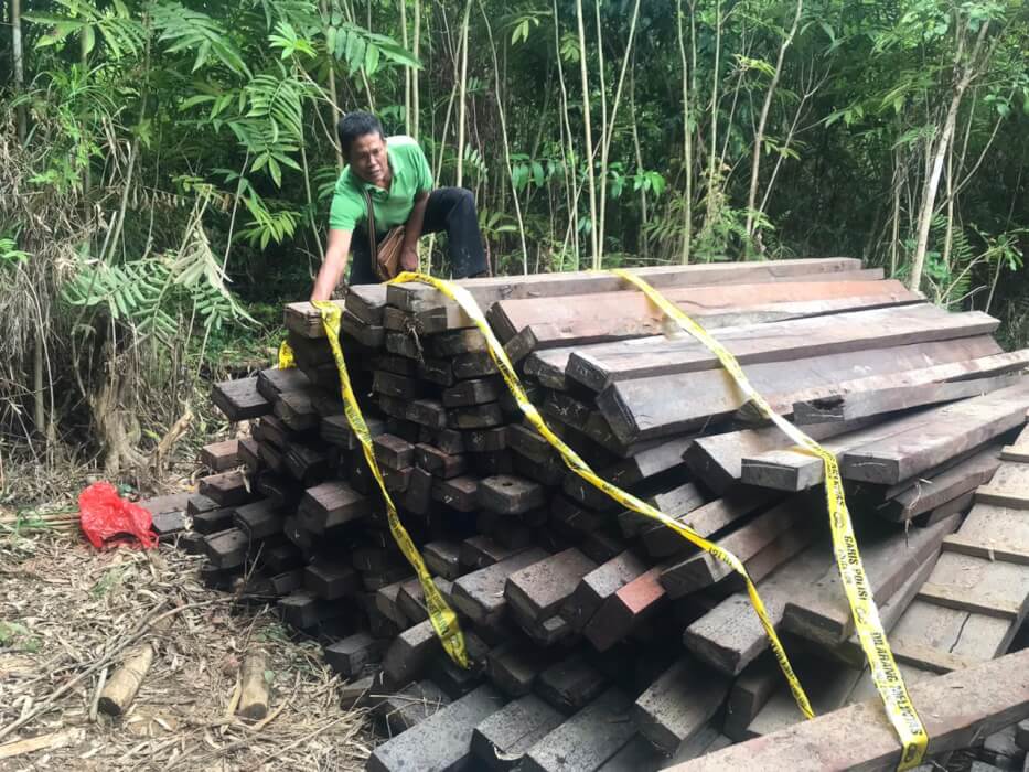 TAK BERTUAN: Polisi mengamankan 200 batang kayu belian tak bertuan yang ditemukan di tepi Sungai Pawan di Desa Randau Jungkal, Senin (2/3). ISTIMEWA