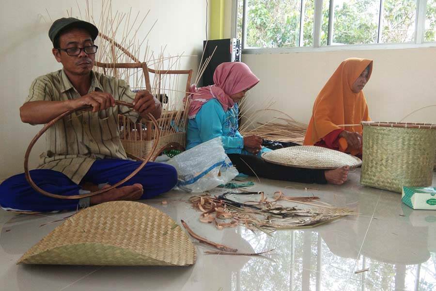 PERAJIN: Perajin rotan dan bamboo di desa Piantus, Sejangkung, kabupaten Sambas memburu pasar Malaysia. OZZY/PONTIANAKPOST