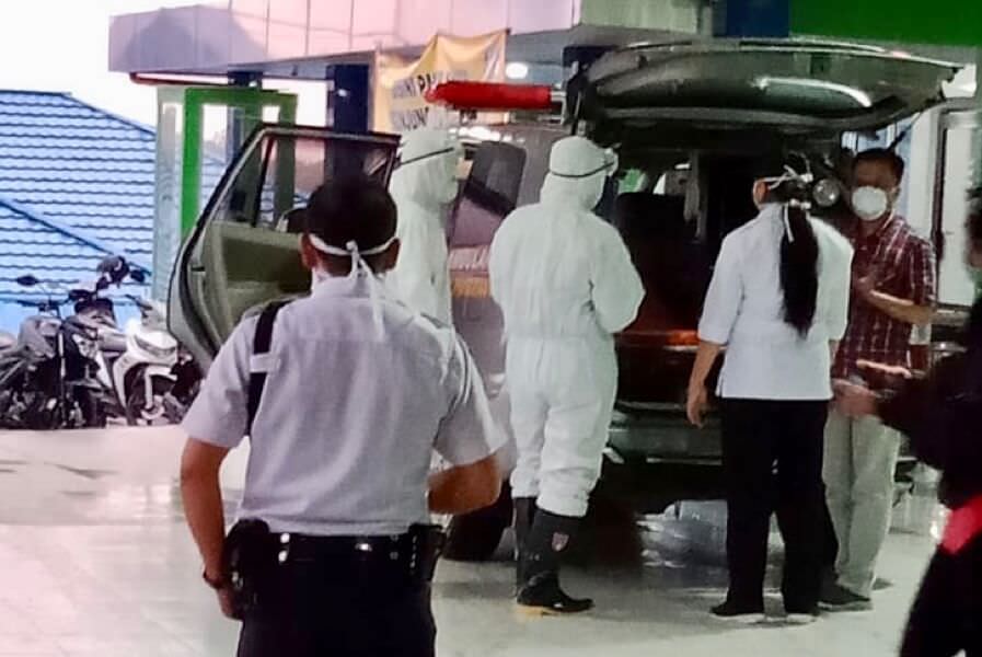 Proses evakuasi keempat warga Bengkayang ke RSUD Abdul Azis beberapa waktu lalu, keempatnya dinyatakan negatif Corona. foto Istimewa