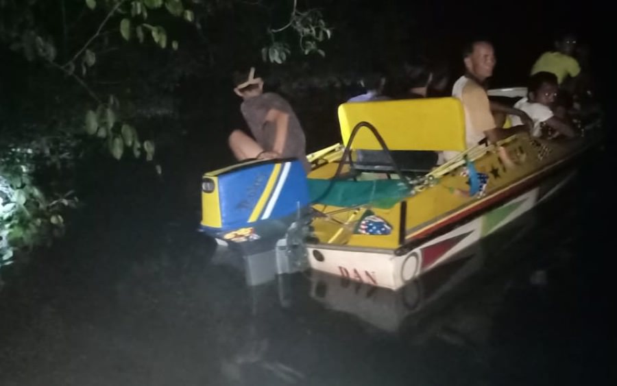 Proses pencarian korban tenggelam di Tanjung Ranau, Desa Senangan Kecil yang sudah dilakukan sejak Kamis (12/3) malam. foto Istimewa