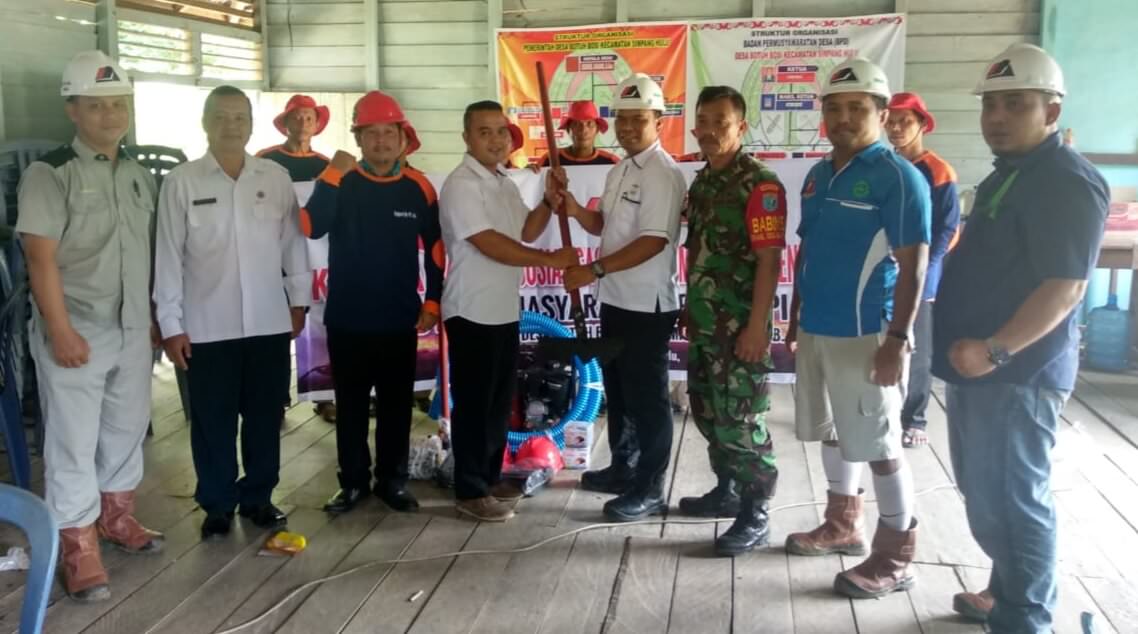BANTU ALAT PEMADAM: Didampingi  Muspika Kecamatan Simpang Hulu Kabupaten  Ketapang, Volker Gultom  dan  Sugianto Manik (Pimpinan PT. Aditya Agroindo) serahkan bantuan sapras damkar ke Kepala Desa Botuh Bosi, Sugiono. IST