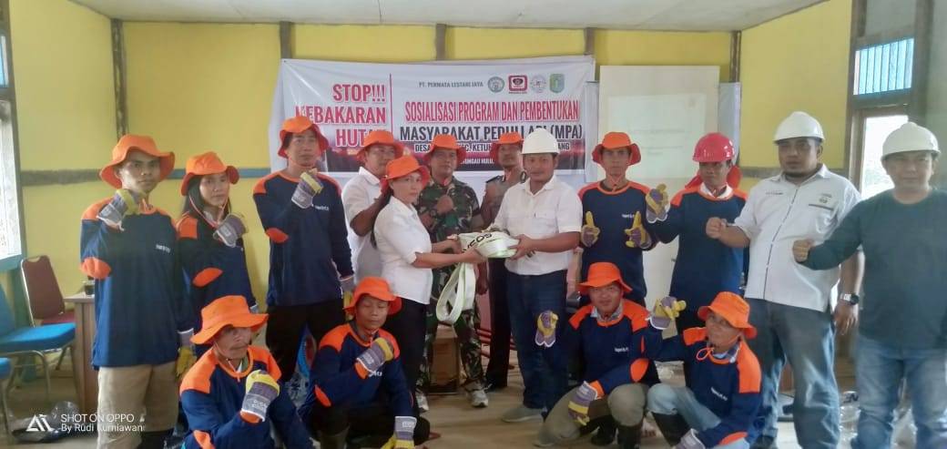 BANTUAN PERALATAN: Sucipto, GM PT Permata Lestari Jaya didampingi  Muspika Kecamatan  Ketungau Hulu, memberikan bantuan sapras damkar kepada Kades Desa Sekaih, Lilis Suryani  SE. ISTIMEWA