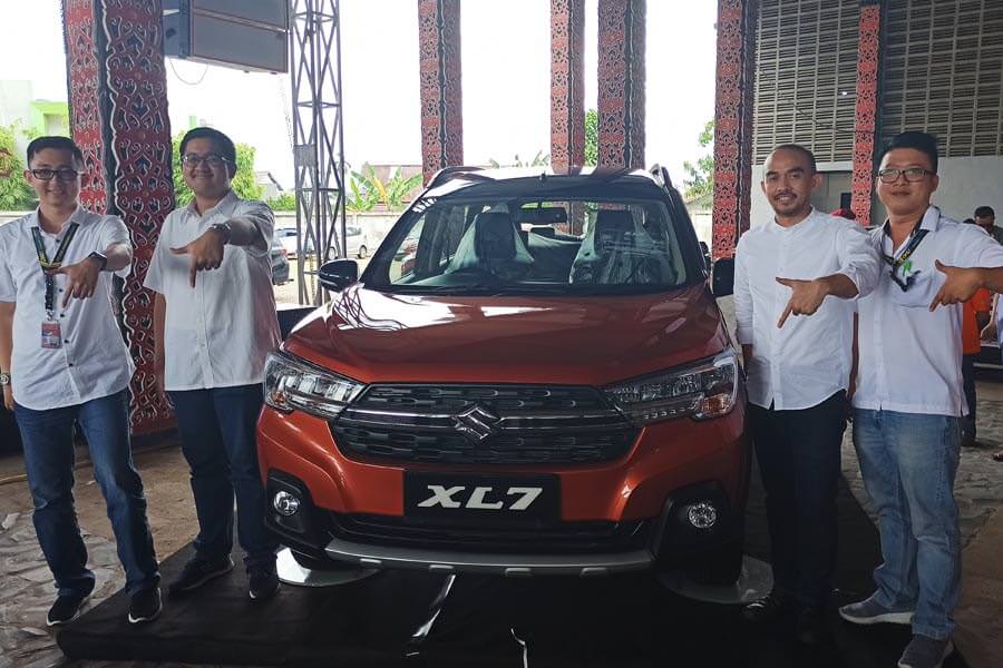 LUNCURKAN: SUV terbaru Suzuki XL7 diluncurkan di Pontianak, Minggu (1/3). Mobil ini ditargetkan laku 15-20 unit per bulan. ARISTONO/PONTIANAK POST