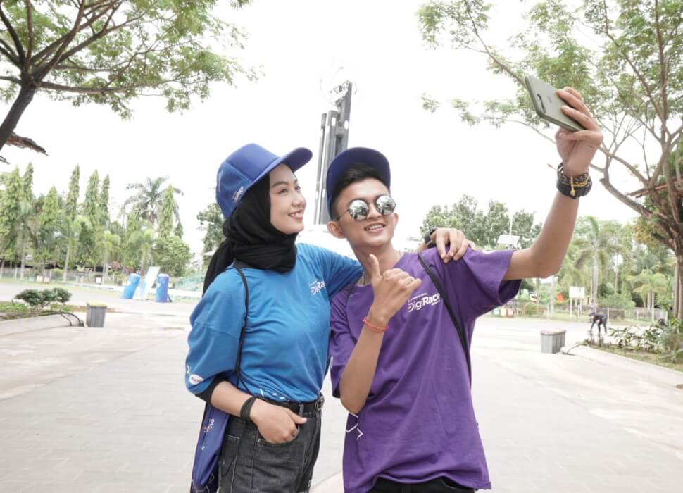 PEMENANG: Para influencer peserta DigiRace 2020 saat membuat konten medsos di Tugu Khatulistiwa dalam kompetisi tersebut, Sabtu (29/2). ARISTONO/PONTIANAK POST