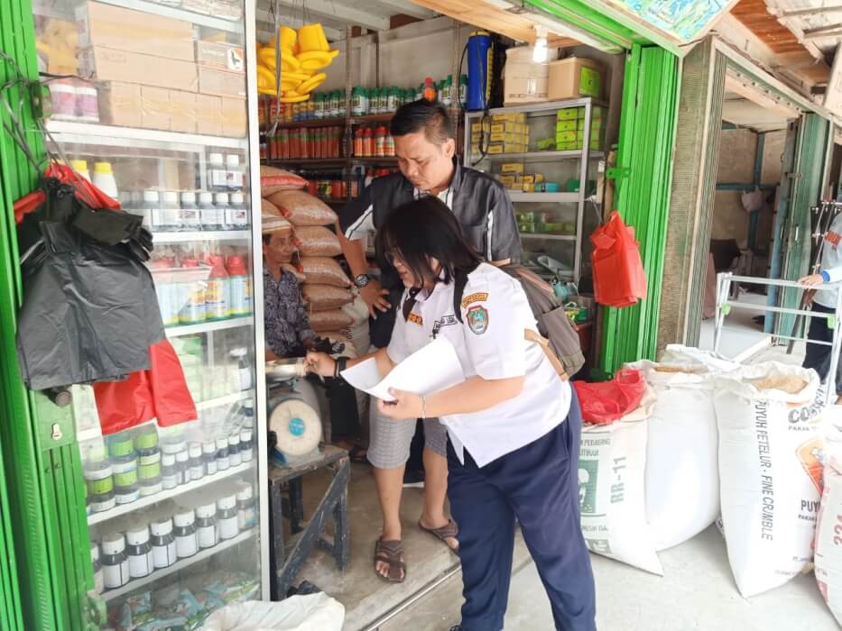 AMBIL DATA: Staf Diskumindag Kabupaten Landak saat melakukan pendataan ukut takar timbang dan perlengkapan para pedagang di Kecamatan Ngabang mulai Senin (2/3). ISTIMEWA