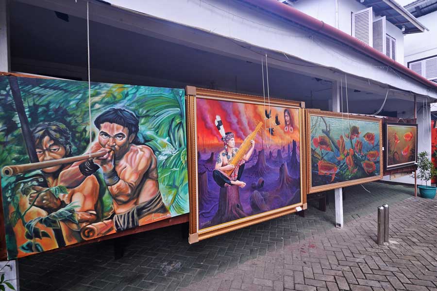 PAMERAN LUKISAN : Sejumlah lukisan dipajang di dinding cafe di Jalan Cendana. Pameran lukisan ini bertemakan