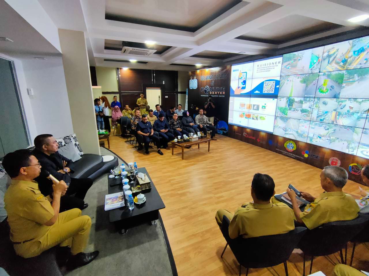 KUNJUNG: Wali Kota Pontianak, Edi Rusdi Kamtono menjelaskan kerja Ruang Pontive Center ketika disambangi Anggota DPR, Boyman Harun.  ISTIMEWA