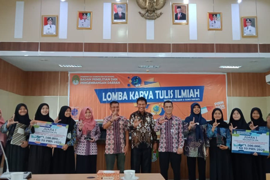 PEMENANG: Penyerahan hadiah dari Sekertaris Daerah Ketapang Farhan kepada pemenang Lomba Karya Ilmiah Bagi Pelajar dan Guru se-Kabupaten Ketapang. IST