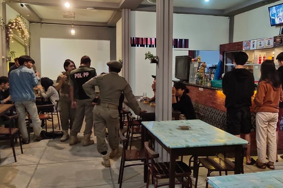 Satpol PP membubarkan remaja yang masih nekat berkeliaran saat diliburkan sekolah demi cegah covid-19, Rabu (18/3) malam.