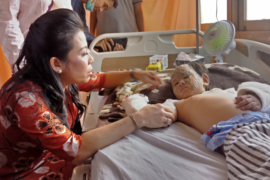 MELEPUH: Wali Kota Singkawang Tjhai Chui Mie berbicara dengan salah satu bocah korban kebakaran di kecamatan Singtara. HARI KURNIATHAMA/PONTIANAKPOST