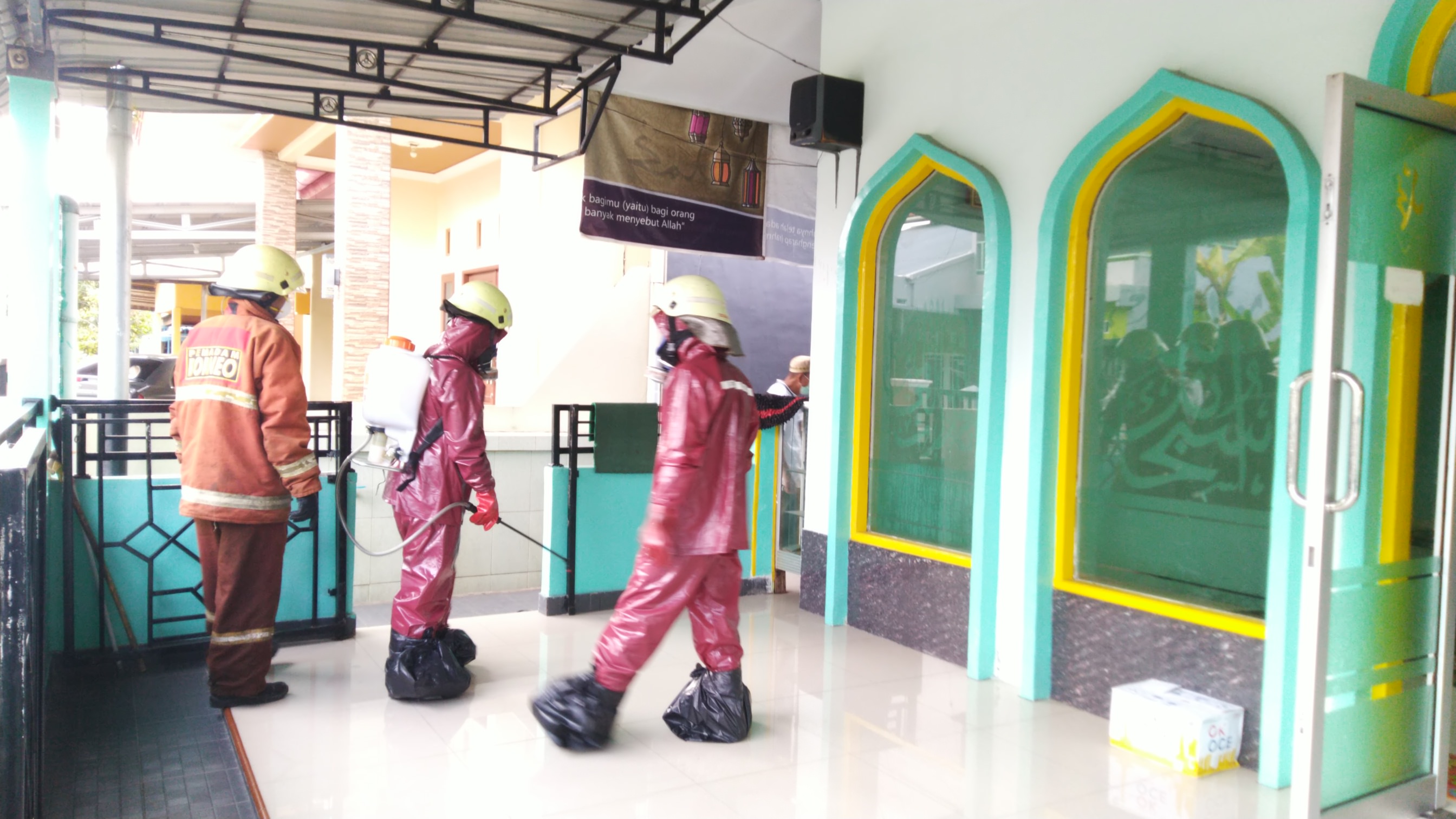 DISINFEKTAN : Pemadam Kebakaran Swadesi Borneo, saat melakukan penyemprotan cairan disinfektan di Surau Darul Muttaqin, Jalan Gusti Hamzah Gg Nur 2 dalam, Senin (16/3). Penyemprotan ini dilakukan dalam rangka mencegah penularan virus Corona. SITI/PONTIANA