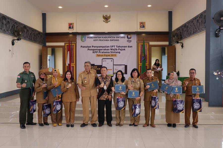FOTO BERSAMA: Wajib pajak penerima penghargaan berfoto bersama Bupati Sintang dan KPP Pratama Sintang. IST