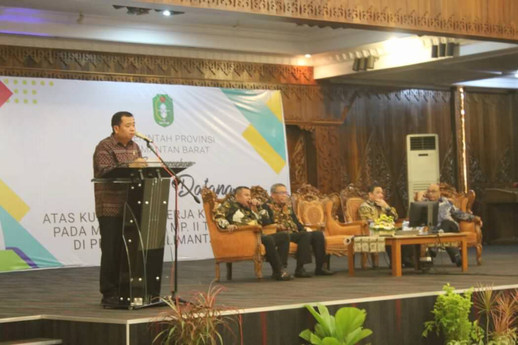 PERTEMUAN: Ketua Komisi V DPR RI, Lasarus memberikan sambutan saat menghadiri pertemuan di pendopo gubernur Kalbar. Penerangan Pendam XII Tanjungpura