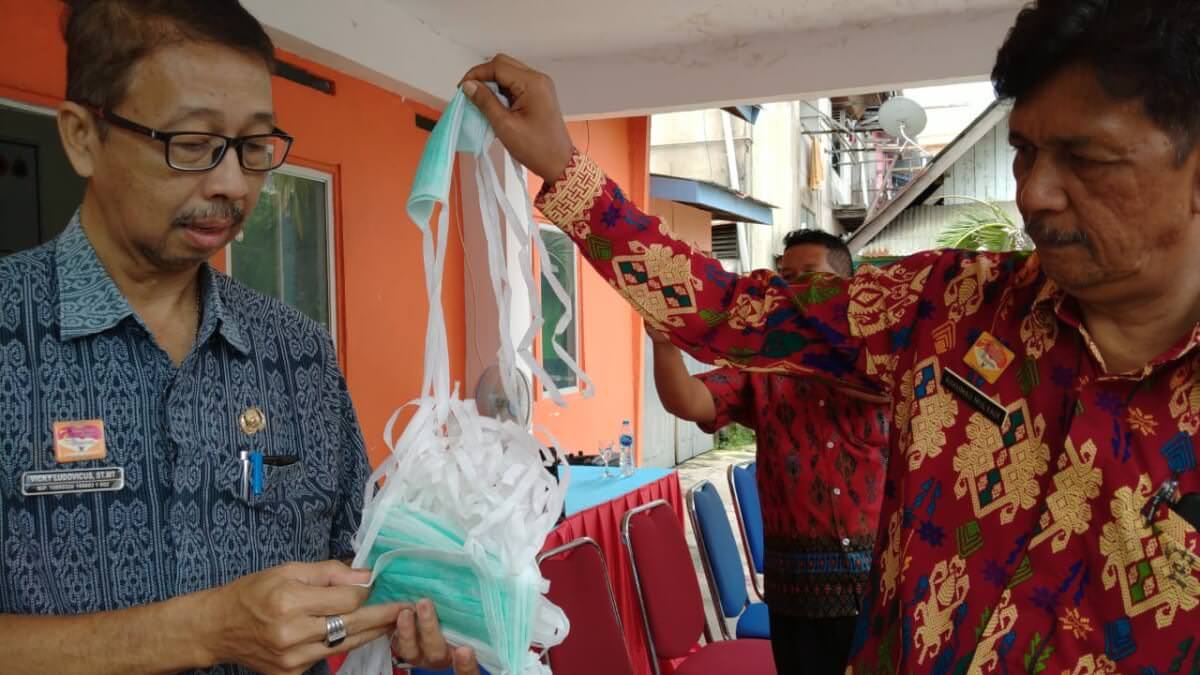 MASKER. Kamis kemarin sebanyak lima ratusan masker dibagikan khusus untuk internal BPBD. Pada Jumat akan dibagikan seribu lima ratus masker. SUGENG/PONTIANAKPOST