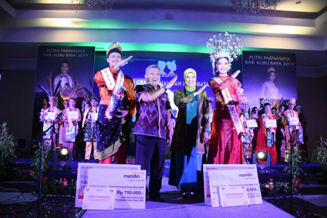 FOTO BERSAMA: Bupati Kubu Raya, Muda Mahendrawan bersama Ketua Tim Penggerak PKK Kubu Raya, Rosalina berfoto bersama putra dan putri pariwisata Kubu Raya 2020. foto humas pemkab Kubu Raya