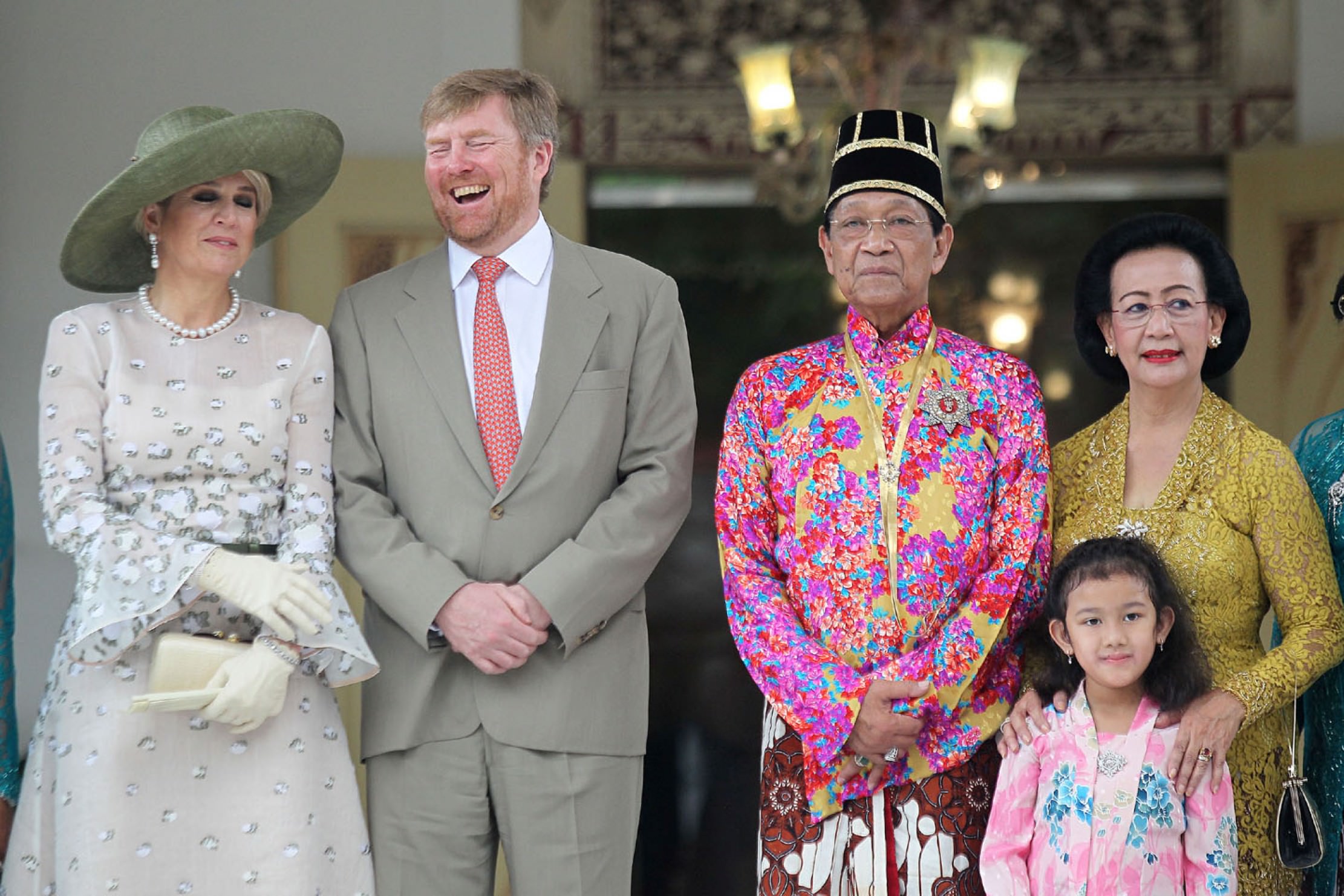 KUNJUNGI INDONESIA: Raja Belanda Willem Alexander (kedua kiri) didampingi Ratu Maxima dan Raja Keraton Jogja Sri Sultan HB X (kedua kanan) didampingi permaisuri GKR Hemas di Bangsal Kencana Keraton Jogja, Rabu (11/3). GUNTUR AGA TIRTANA/RADAR JOGJA