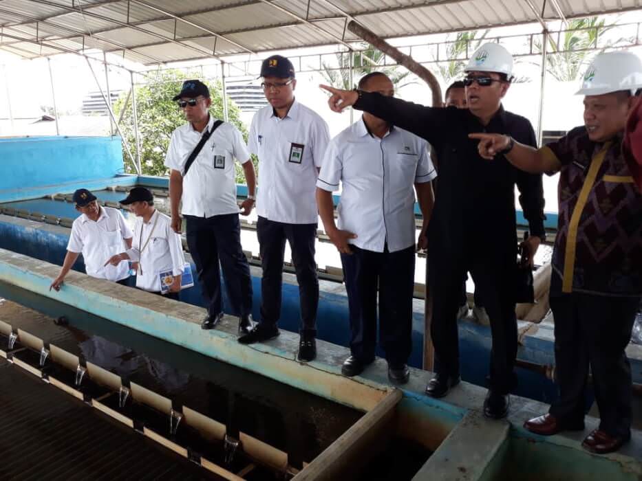 TINJAU IPA:  Ketua Komisi V DPRD RI, Lasarus dan rombongan didampingi Bupati Kubu Raya, Muda Mahendrawan meninjau IPA Perumda Tirta Raya Kubu Raya. foto Ashri Isnaini/Pontianak Post