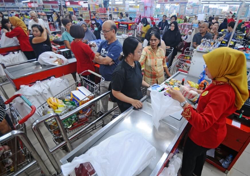 ANTRI MEMBAYAR: Warga mengantri untuk membayar di kasir usai berbelanja berbagai jenis kebutuhan pokok di Swalayan Mitra Anda Jalan Hasanuddin, Selasa(3/3). HARYADI/PONTIANAKPOST