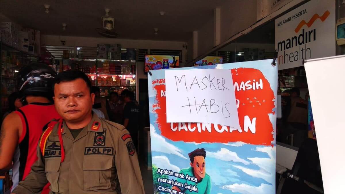 MONITOR: Monitoring kestabilan harga dan ketersediaan stok masker dan hand sanitizer terkait virus Korona di Kota Singkawang. HARI KURNIATHAMA/PONTIANAKPOST