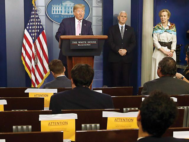 HADAPI PEKAN BERAT: Donald Trump di Gedung Putih Sabtu (4/4). (PATRICK SEMANSKY/AP)