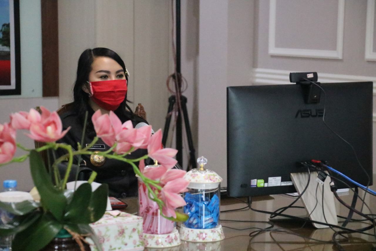 PARIPURNA: Bupati Landak saat menghadiri paripurna DPRD Landak secara virtual, Senin (27/4). Foto HUMAS PEMKAB