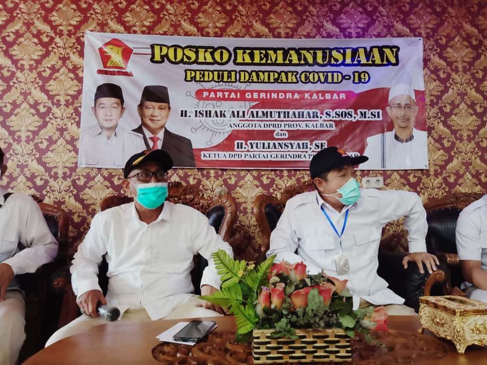 POSKO GERINDRA PEDULI COVID-19: Haji Yuliansyah SE, Ketua DPD Partai Gerindra Kalbar bersama Syarif Ishak Ali Almutahar (Wan Is) S.Sos. M.si, anggota DPRD Kalbar bahu membahu membuka Posko Peduli Covid-19.