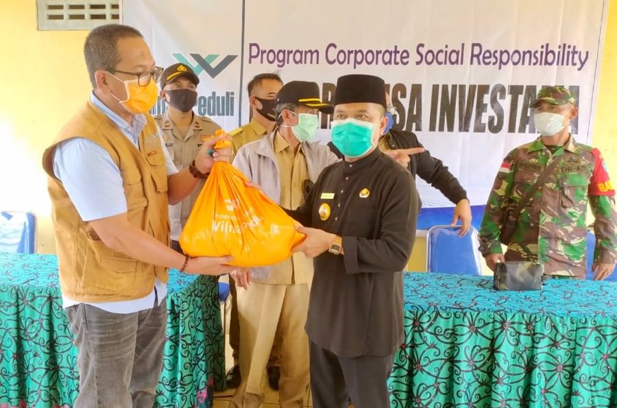 Penyerahan bantuan PT Wilmar diterima langsung oleh Bupati Sambas, Atbah Romin. foto Istimewa.