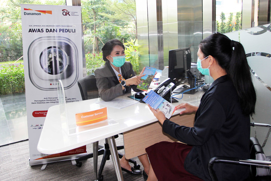 BERI PENJELASAN: Customer servis memberikan penjelasan kepada nasabah Bank Danamon tentang kelebihan produk asuransi Manulife, di Gedung Danamon, Jakarta, Selasa (28/4). ISTIMEWA